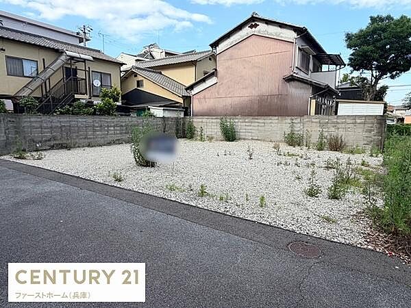 現地土地写真の通り区画が整った敷地です。前面道路もすっきりとした印象を与えます。周辺は落ち着いた住宅が並び穏やかな街並みが広がっています。敷地形状もしっかりと確認でき計画が立てやすい土地です。