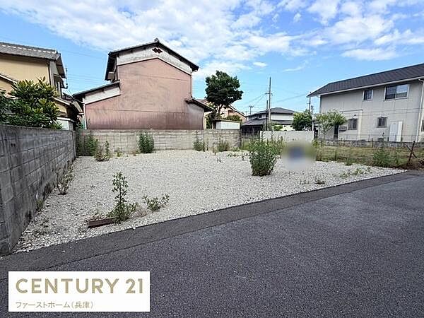 現地土地写真の通り整地された敷地が広がっています。周囲も住宅に囲まれ落ち着いた雰囲気です。前面道路もゆったりとしており車の出入りがしやすそうです。日当たりも良好な印象を受けます。