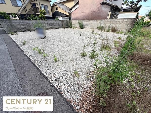 整地された現地土地写真はすっきりとした区画が印象的です。周囲にはブロック塀がありプライベート感も感じられます。住宅街の一角で落ち着いた環境が魅力的です。現況渡しのため自由なプランニングが可能です。