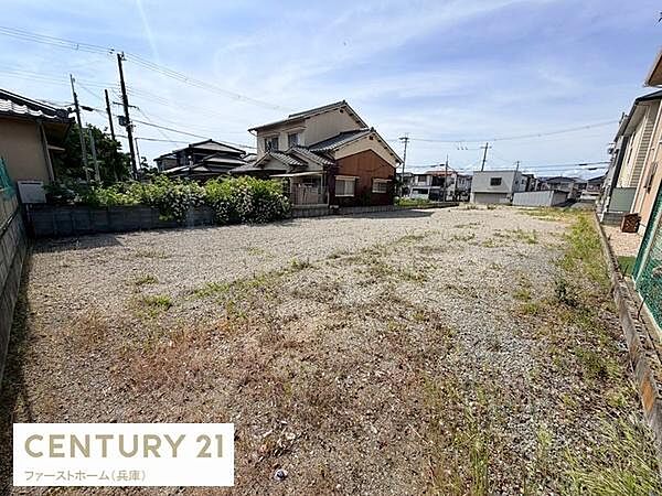 両側に住宅が建つ落ち着いたエリアにある現地土地写真です。整形地で使いやすい形状となっております。前面道路も広く車の出入りもスムーズです。周囲の環境も静かでゆったりとしています。