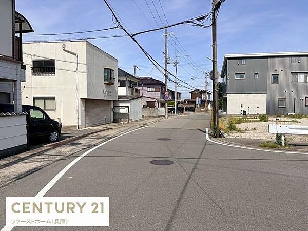 前面道路は幅が広く車の出入りもスムーズに行えます。周囲は落ち着いた住宅街で交通量も比較的少なめです。電柱や配線も整理されており見通しの良い道路となっています。