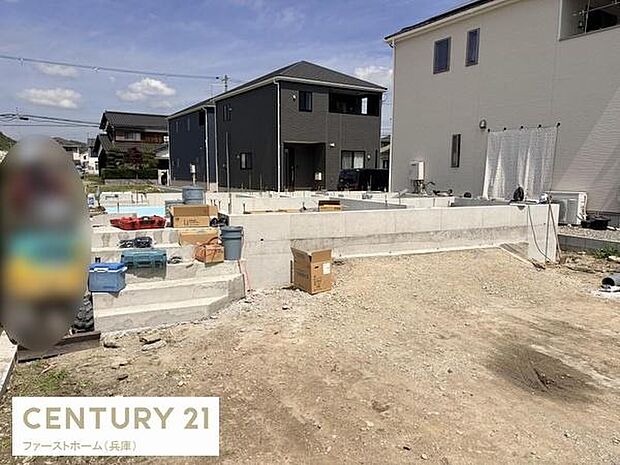 周辺は落ち着いた住宅街となっております。前面道路も広く車の出入りもスムーズに行えます。