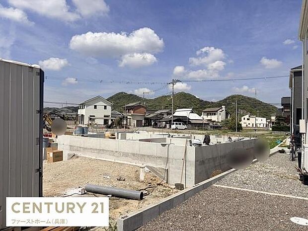 現在建築中の現場写真です。工事の進行状況がわかる貴重な一枚です。現地の雰囲気を感じていただけます。周辺には住宅が立ち並ぶ落ち着いた環境です。