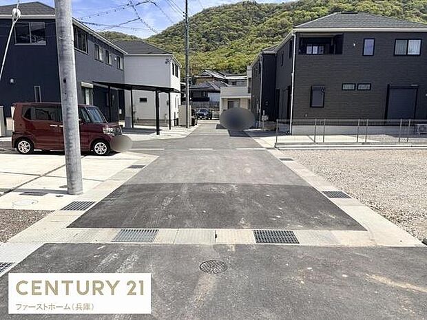 開放感のある現地からの眺望です。周辺には新しい住宅が建ち並びすっきりとした街並みが広がります。前面道路も幅があり車の出入りもスムーズに行えます。山の景色も身近に感じられる立地が魅力です。