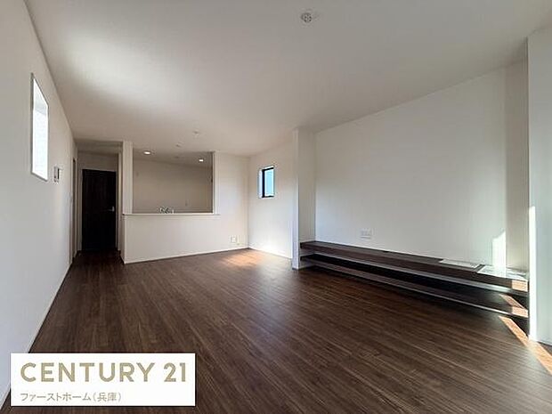 広々とした空間が広がるリビングは窓から差し込む光が室内を明るく演出しています。ナチュラルなフローリングが落ち着いた雰囲気を感じさせます。段差部分がアクセントとなりすっきりとした印象のリビングです。