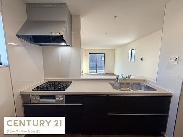 シンプルで清潔感のあるキッチンです。ガスコンロとシンクが使いやすく配置されています。収納スペースも豊富で整理しやすい設計です。作業スペースもしっかり確保されています。お手入れのしやすさも魅力です。