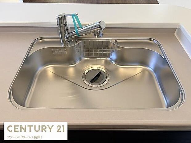 シンプルで清潔感のあるステンレスシンクが印象的です。蛇口も使いやすい設計となっています。カウンタータイプでお手入れもしやすい仕様です。余計な装飾がなく使いやすさを重視したキッチンです。