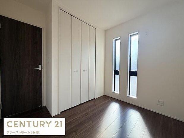 明るい光が差し込む窓が特徴的な子供部屋です。シンプルな内装でお手入れも簡単です。収納スペースも確保されておりすっきり使えます。床は落ち着いた色合いで空間に温かみを感じられます。