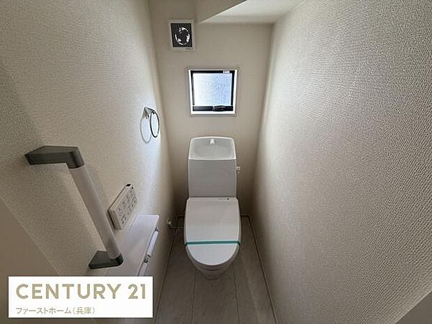 コンパクトでシンプルなデザインのトイレです。壁に手すりが設置されており快適にご利用いただけます。小窓付きで自然光が取り入れやすい空間となっています。清掃のしやすい床材が採用されています。