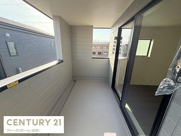 バルコニーは奥行きがあり空間にゆとりを感じられます。窓からは自然光がしっかりと差し込み明るい雰囲気です。屋根付きで急な天候の変化にも対応できます。テラスドアを開けることで室内との一体感も生まれます。