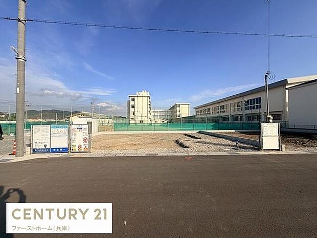 現地は整備された前面道路に面しておりアクセスがしやすい環境です。周辺には広々とした空間が広がっていて開放感があります。整地された土地はお好きなプランでご検討いただけます。