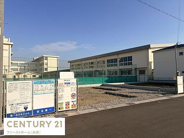 開放感のある現地からの眺望です。周囲は陽当たりも良好で空の広がりを感じられます。前面道路が広く爽やかな印象の景色です。周辺環境も整理され落ち着いた雰囲気が魅力です。