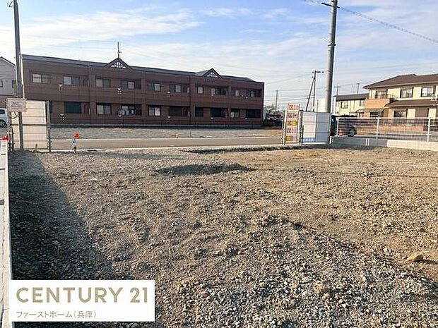 現地からの眺望が広がっており周囲の建物が整然と配置されています。視界を遮るものが少なく開放感を感じられます。日当たりも期待できる立地です。周辺環境も整っています。