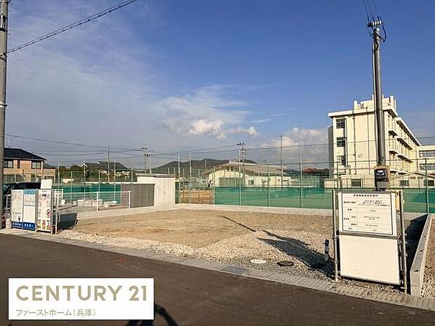 現地からの眺望は広々とした空が広がり開放感を感じられます。周辺には学校などの施設もあり視界が抜けています。道路も整備されていて見渡しやすい環境です。晴れた日には遠くの山並みも望める見晴らしです。