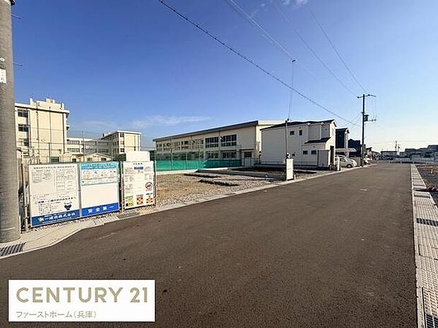 広々とした前面道路が印象的です。現地は整った舗装が施されすっきりとした印象です。周囲に建物が並び開放感が感じられます。日当たりも良好なロケーションです。区画の分かりやすさもポイントです。