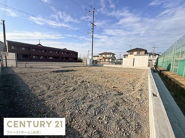 空の広がりを感じられる現地からの眺望です。周囲には建物が程よく配置され開放感があります。敷地も広めでゆとりを実感できます。陽当たりも良く明るい雰囲気です。道路も近くアクセスも便利な立地です。