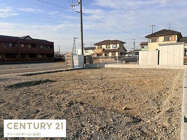 敷地からの開放的な眺めが広がっています。周囲には落ち着いた住宅が並んでいます。南側は道路に面しており日当たりの良いロケーションです。電柱や電線などインフラも整っています。