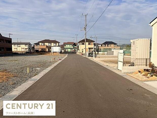 幅のある前面道路が広がり見通しの良い環境です。車の出し入れもスムーズに行えます。周辺は整備が進んでおり暮らしやすさが感じられます。両側の区画も開放的でゆとりある街並みです。