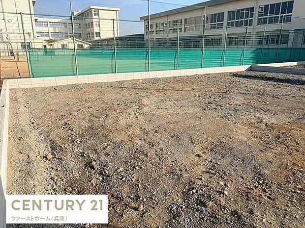 敷地からの眺望が開けており周囲の建物をしっかりと見渡すことができます。フェンスや塀によりプライバシーが守られています。敷地全体が日当たり良好な印象です。現地での開放感を感じていただけます。