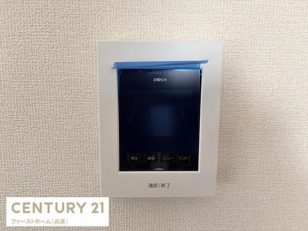 シンプルで見やすいモニター付きインターホンです。壁に馴染むデザインで設置されています。呼出や通話ボタンが分かりやすく配置されています。お知らせ機能も便利です。ボタンが大きめで操作しやすい仕様です。