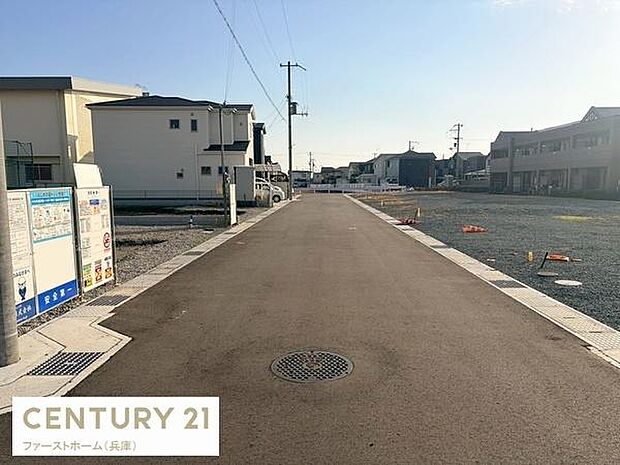 周辺には新しい住宅が立ち並びすっきりとした通りが広がっています。開放感のある道路で日当たりも良好です。前方には見通しの良い景色が続いています。現地からの眺望をしっかりと確認できます。