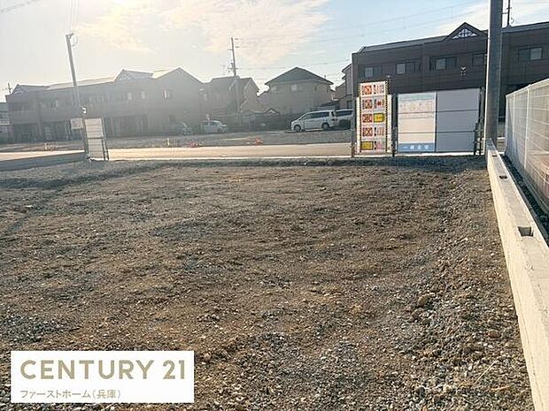 現地からの眺望は開放感があり周囲の建物との距離も十分に確保されています。道路も広く見通しの良い環境です。陽当たりを感じられる立地ですので快適に過ごせそうです。造成済みで整った地面が魅力的です。