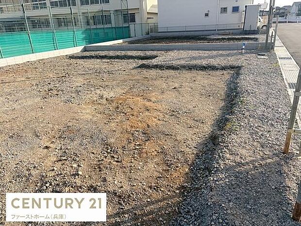 敷地内は広々としており開放感のある現地からの眺望が広がっています。周辺の建物との程よい距離が保たれています。日当たりも良く明るい雰囲気が感じられます。