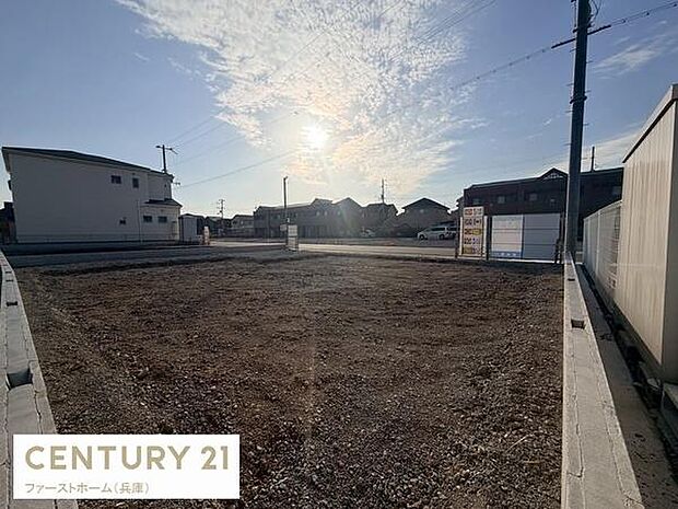 日当たりの良い現地からの眺望です。広々とした敷地が印象的で空の広がりを感じられます。周囲は比較的静かな住宅街で開放感のある空間です。建築プランの幅が広がります。