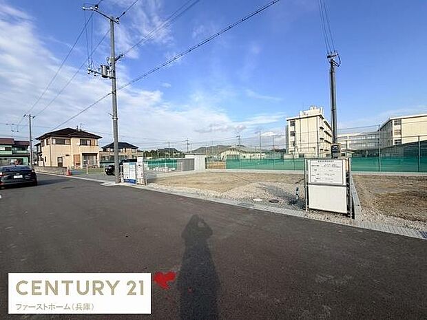 前面道路が広く車の出入りがしやすい立地です。周辺には住宅や施設が整然と並んでいます。現地は明るく見通しの良い環境が広がっています。整備された道路とゆとりのあるスペースが特徴です。