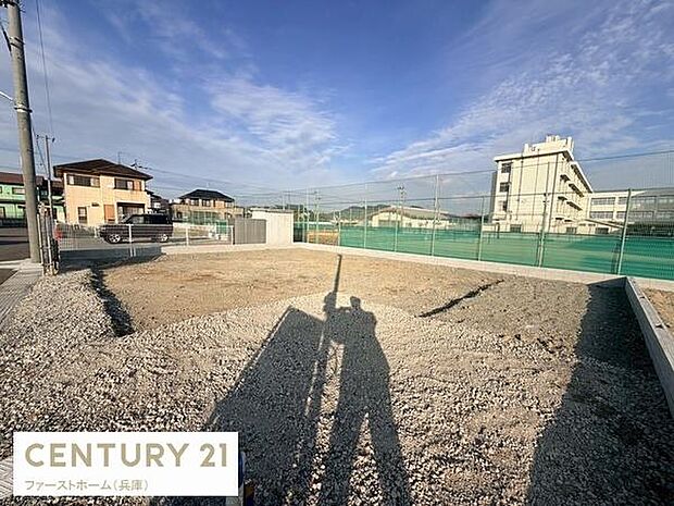 現地からの眺望が開放的で周辺に高い建物が少なく広々とした空の景色が広がっています。隣接地との距離感もあり周囲の環境が確認しやすい立地です。日当たりや風通しも確かめやすい現地からの眺望が魅力です。