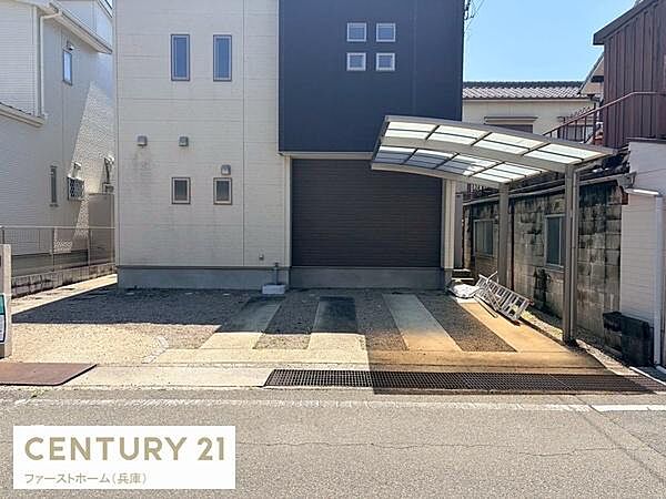 屋根付きのスペースがあり使いやすさが感じられる駐車場です。道路からのアクセスがしやすく日常の利用にも向いています。建物前に余裕のある広さが広がり複数台の駐車にも適した設計です。