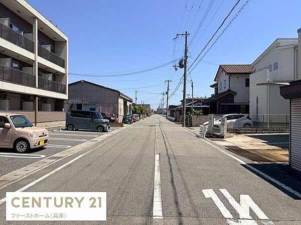 前面道路は幅員が広く車の出入りがしやすい環境です。周囲には住宅やマンションが建ち並び整然とした印象を与えます。道路沿いには駐車スペースも確保されており日当たりも良好です。