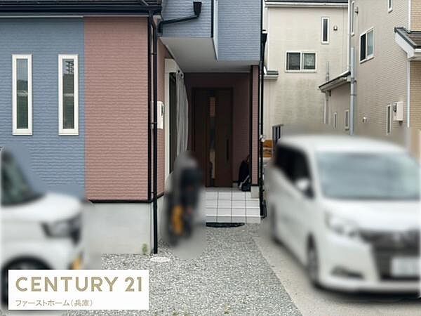 玄関までのアプローチがすっきりとしています。車の出入りがしやすい前面スペースも確保されています。モダンな外観が印象的で落ち着いた雰囲気です。玄関ドアが奥まっているためプライバシーも守られます。
