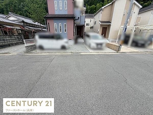 駐車場には複数台の車が駐車可能なスペースが確保されています。前面道路も幅があり駐車や車の出し入れがしやすいです。住居からもアクセスしやすい配置となっています。