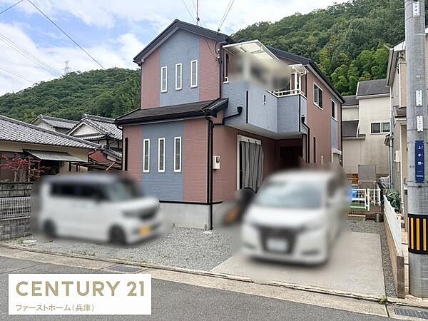 山々に囲まれた住宅街の一角に立つ外観が印象的な建物です。駐車スペースがしっかり確保されお車を複数台停めることができます。落ち着いた雰囲気の外観デザインが特徴的です。周辺は自然に恵まれ快適な住環境です。