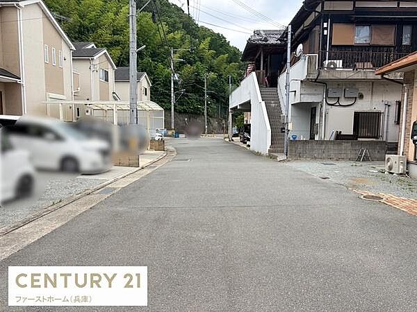 前面道路は広さがあり車の出入りがしやすい環境です。周囲には住宅が整然と並び落ち着いた雰囲気が特徴です。道路は舗装されており日常の移動にも便利です。周辺には自然も感じられます。