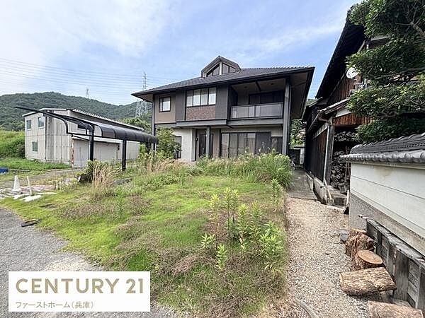 ゆったりとした敷地と開放感のある外観が特徴の住宅です。庭スペースもしっかり確保されており自由な使い方が可能です。周囲には自然が広がり落ち着いた雰囲気が魅力です。駐車スペースも充実しています。