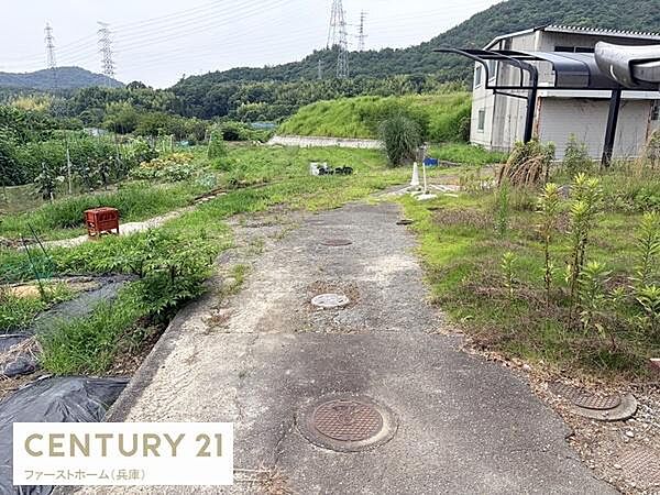 前面道路が敷地内までしっかりと整備されており車の出入りもスムーズに行えます。周囲は自然が多く開放的な雰囲気が広がっています。ゆとりある幅員の道路で安心して通行できます。