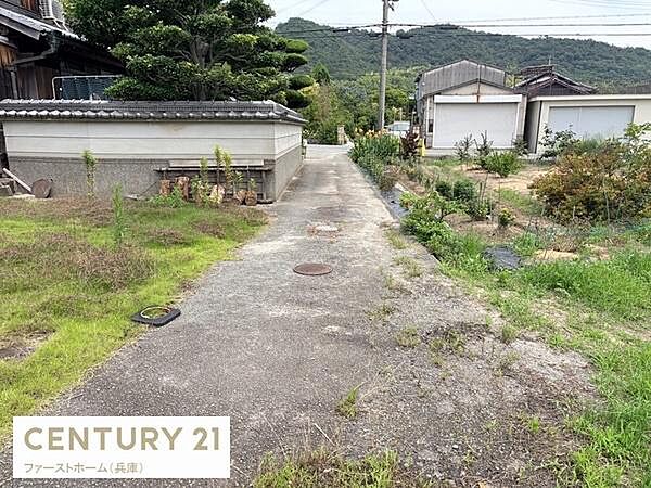 落ち着いた住宅地に位置し前面道路が敷地へのアクセスをしっかり確保しています。周囲には緑も豊富で自然を身近に感じられる環境です。現地写真から敷地の広がりや雰囲気がよく伝わります。