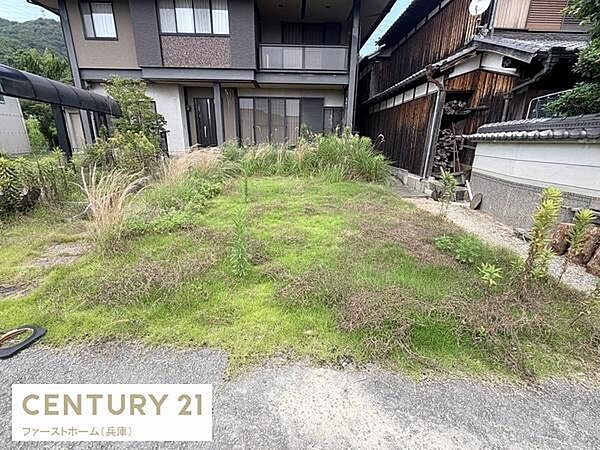 閑静な住宅街に位置する土地です。周囲には自然が感じられ緑に囲まれた環境が広がっています。建物へのアクセスもスムーズで敷地内のスペースが活用しやすい印象です。