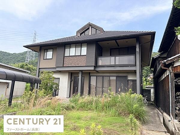 自然に囲まれた静かな環境が広がる外観です。通風や日当たりが良好で開放感を感じられます。重厚感のある2階建てで落ち着いた色合いが印象的です。バルコニー付きで便利に使えます。