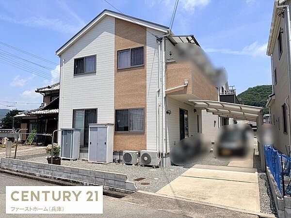 住宅の外観がすっきりとした印象です。バルコニーが付いており使い勝手の幅が広がります。明るい日差しが差し込む環境で快適な住まいを感じられます。駐車スペースも確保されています。