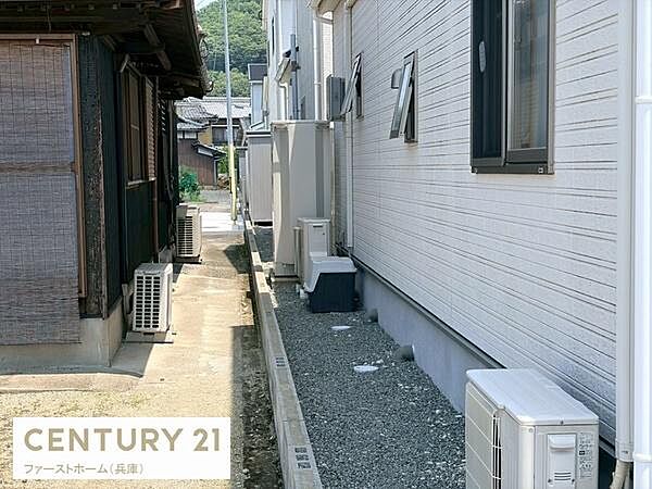 建物の側面スペースがしっかり確保されています。エアコンの室外機設置やメンテナンスもしやすい造りです。外壁の状態も良好で手入れが行き届いています。通路部分は歩きやすく整然とした印象を与えます。