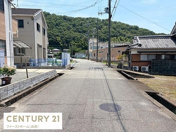 現地からの眺望はすっきりとした街並みが広がっています。周辺には自然も感じられる環境です。前面道路が広く交通の利便性も期待できます。遠くには緑豊かな山々が見え落ち着いた雰囲気です。