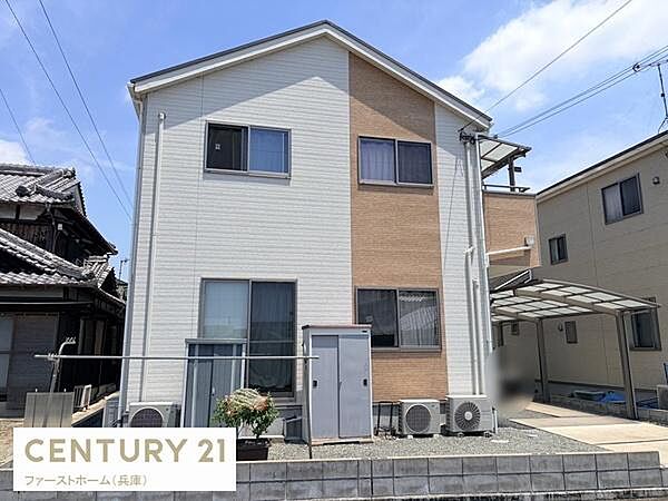 シンプルさが際立つ外観が特徴の住宅です。窓が多く明るい印象を与えます。カーポートがあり車を雨から守ることができます。エアコンの室外機が設置済みで住み始めもスムーズです。