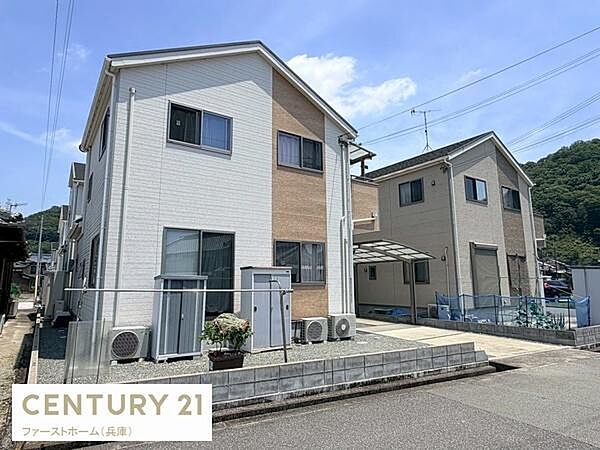 シンプルな外観が特徴の物件です。前面道路が広く車の出入りもスムーズです。日当たりが良く周囲には緑も見られます。二階建てで開放感のある住宅です。エアコン設備も完備されています。