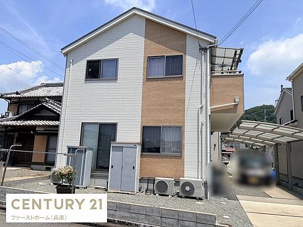 シンプルな外観デザインが印象的な建物です。窓が多く日当たりにも配慮されています。屋外には便利な収納スペースがあります。駐車スペースも確保されています。敷地内は手入れが行き届いています。