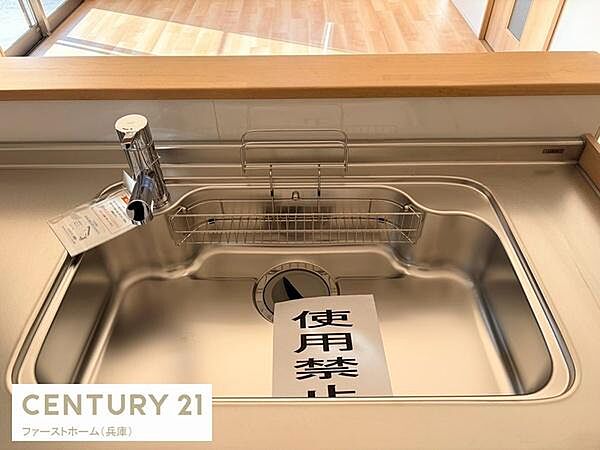広々としたシンクが魅力のキッチンです。水栓やカゴも設置されており日々のお手入れも簡単です。すっきりとしたシンプルなデザインで清潔感があります。明るい空間で快適にご使用いただけます。