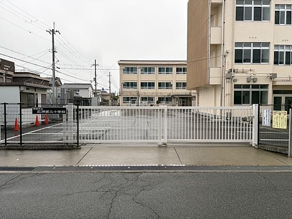 姫路市立広畑第二小学校まで857m