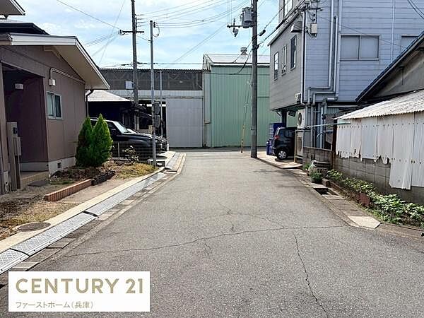 前面道路は車の通行がしやすい幅員となっています。周辺には住宅が並んでおり落ち着いた雰囲気です。道路沿いには車の駐車スペースも確保されています。道路の舗装状態も良好で移動が快適に行えます。